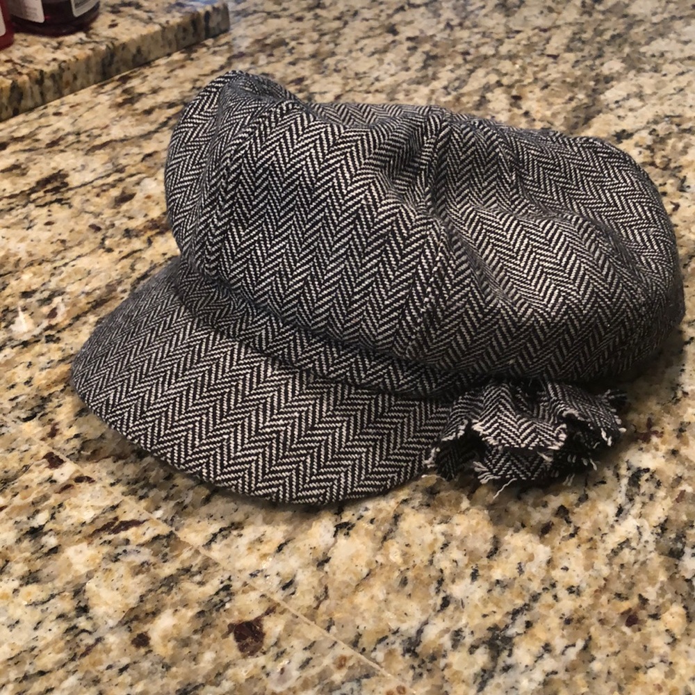 Newsboy Hat tweed with flower detail